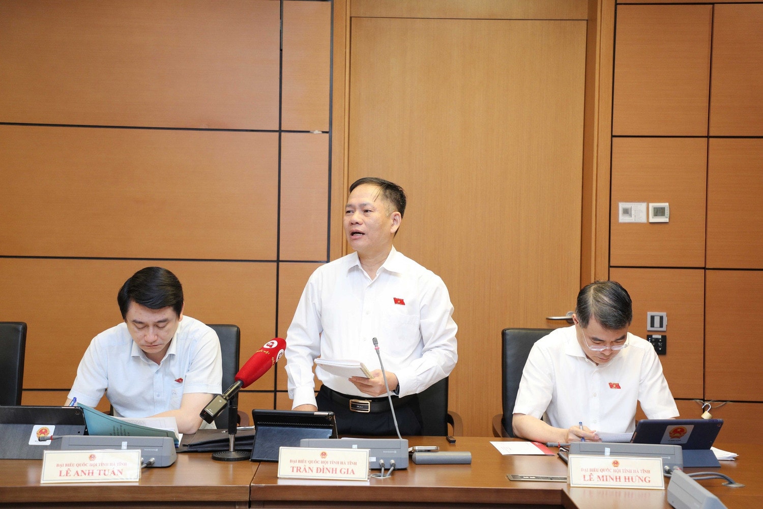        “Cùng với tăng lương, phải đặc biệt chú ý quản lý giá” -0