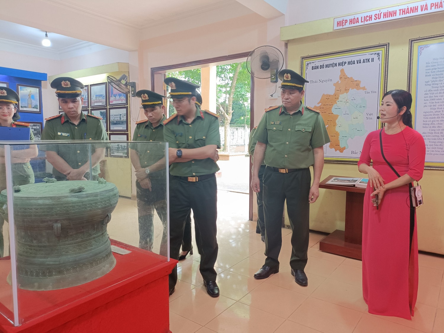  Sôi nổi các hoạt động về nguồn -0