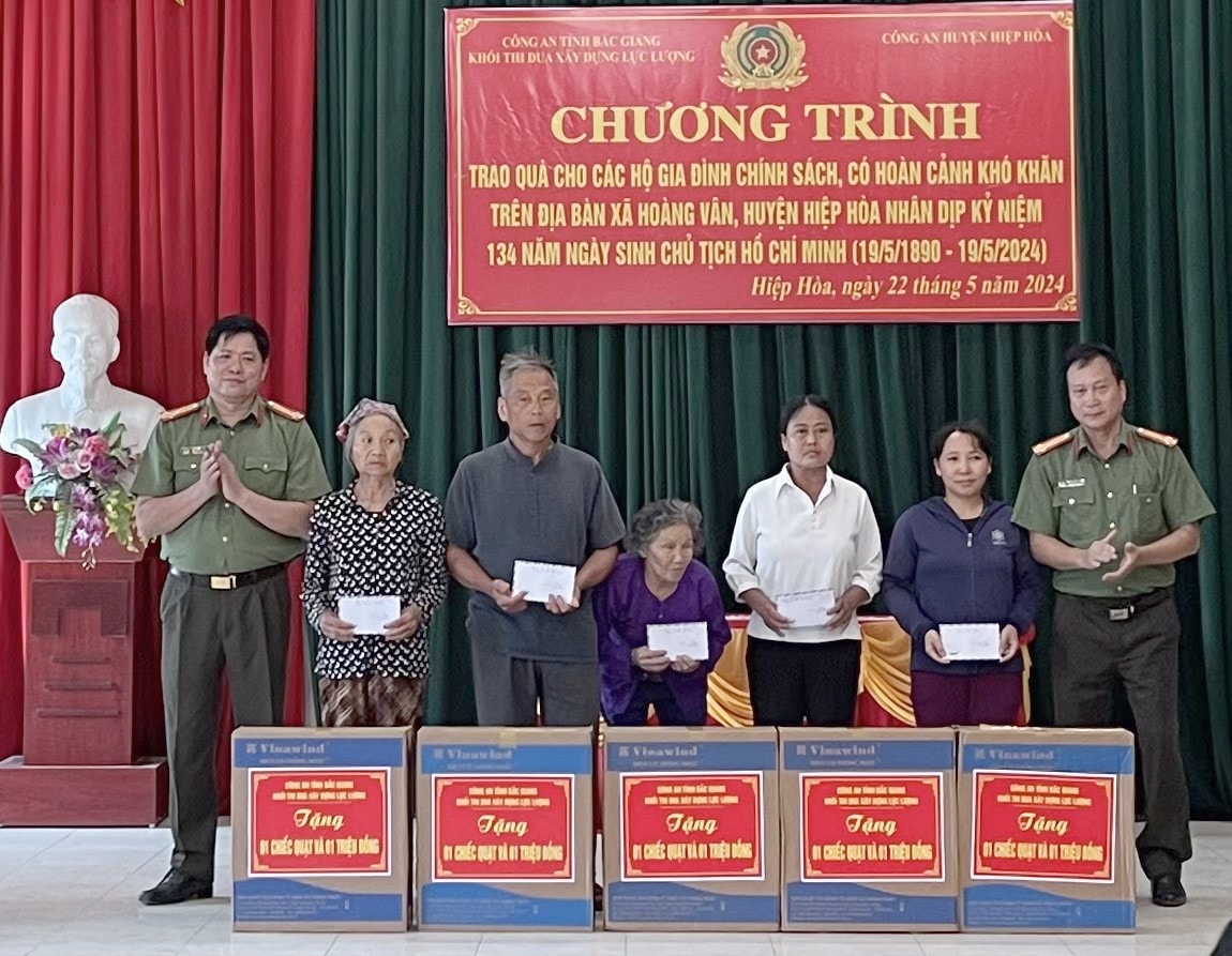  Sôi nổi các hoạt động về nguồn -0