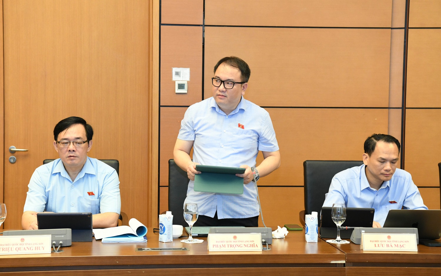ĐBQH Phạm Trọng Nghĩa (Lạng Sơn) phát biểu. Ảnh: Lâm Hiển Còn thủ tục hành chính không phù hợp, gây khó khăn cho doanh nghiệp, người dân -0