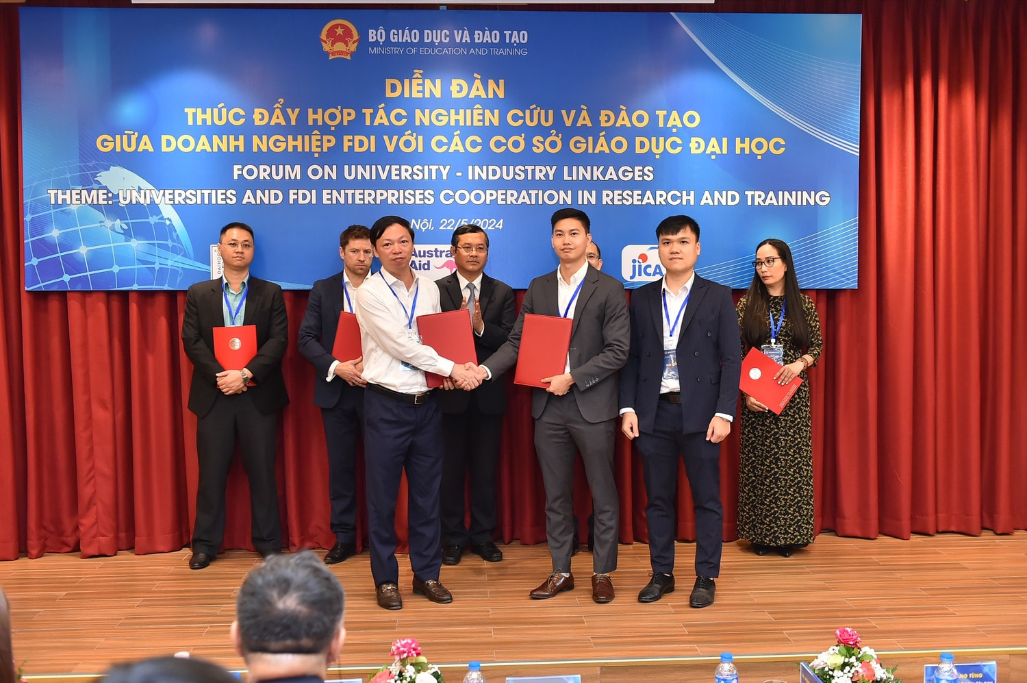Các cơ sở giáo dục và doanh nghiệp FDI thỏa thuận hợp tác tại Diễn đàn. Ảnh: Trần Hiệp