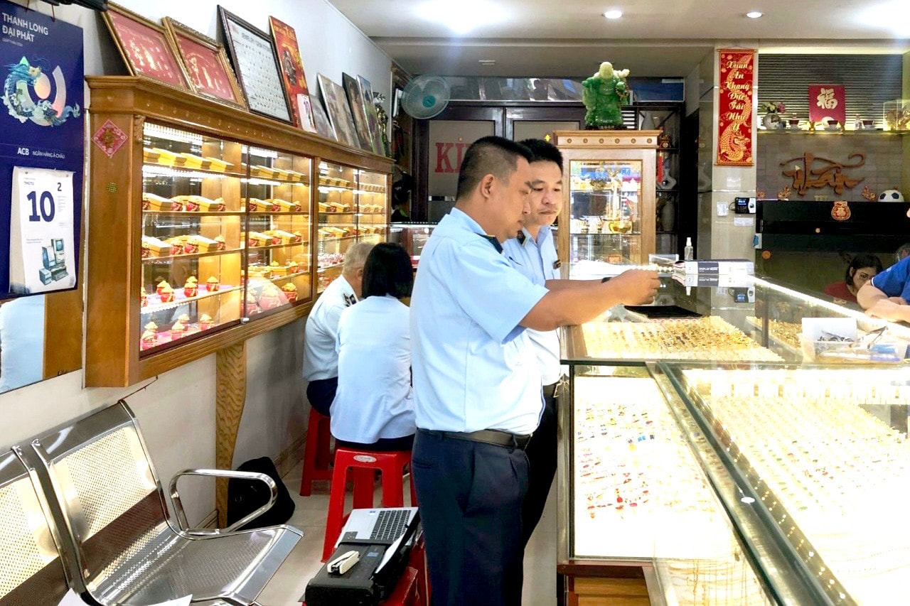 Lực lượng Quản lý thị trường tỉnh Bà Rịa - Vũng Tàu kiểm tra cơ sở kinh doanh vàng