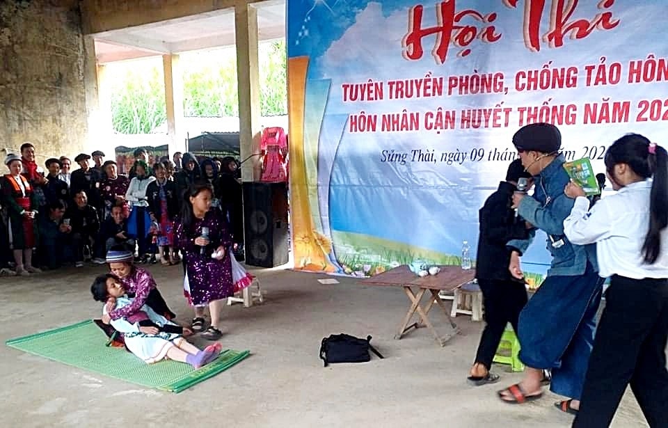 Yên Minh đa dạng hóa các hình thức tuyên truyền để giảm thiểu tảo hôn, hôn nhân cận huyết thống. Ảnh: Lan Phương