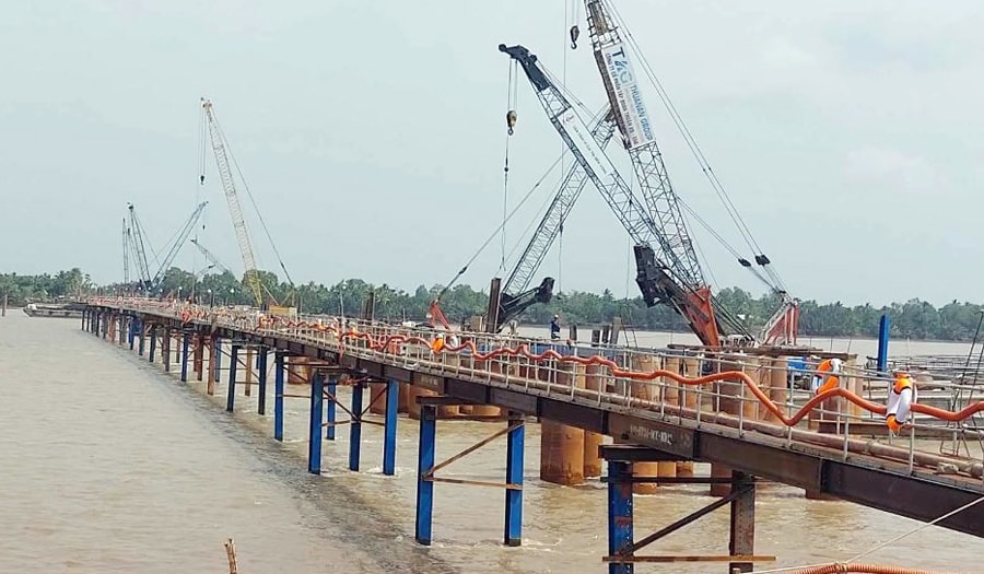 Gói thầu thi công cầu Đại Ngãi 1 đang chậm trễ do khan hiếm cát đắp nền. Ảnh: Minh Anh