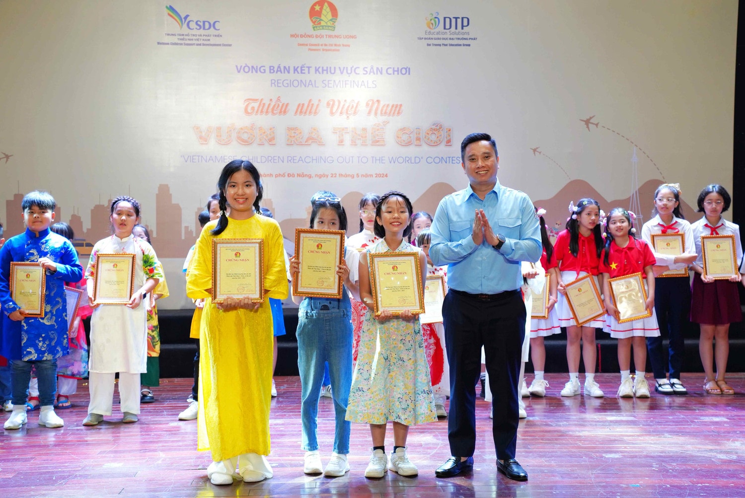 Phó Chủ tịch Hội đồng Đội Trung ương Lê Anh Quân (áo xanh, hàng đầu) trao giải thưởng tặng các thí sinh xuất sắc tại vòng bán kết của sân chơi khu vực Duyên hải Nam Trung Bộ và Tây Nguyên. Ảnh: BTC Chung tay để thiếu nhi Việt Nam vươn tầm thế giới -0
