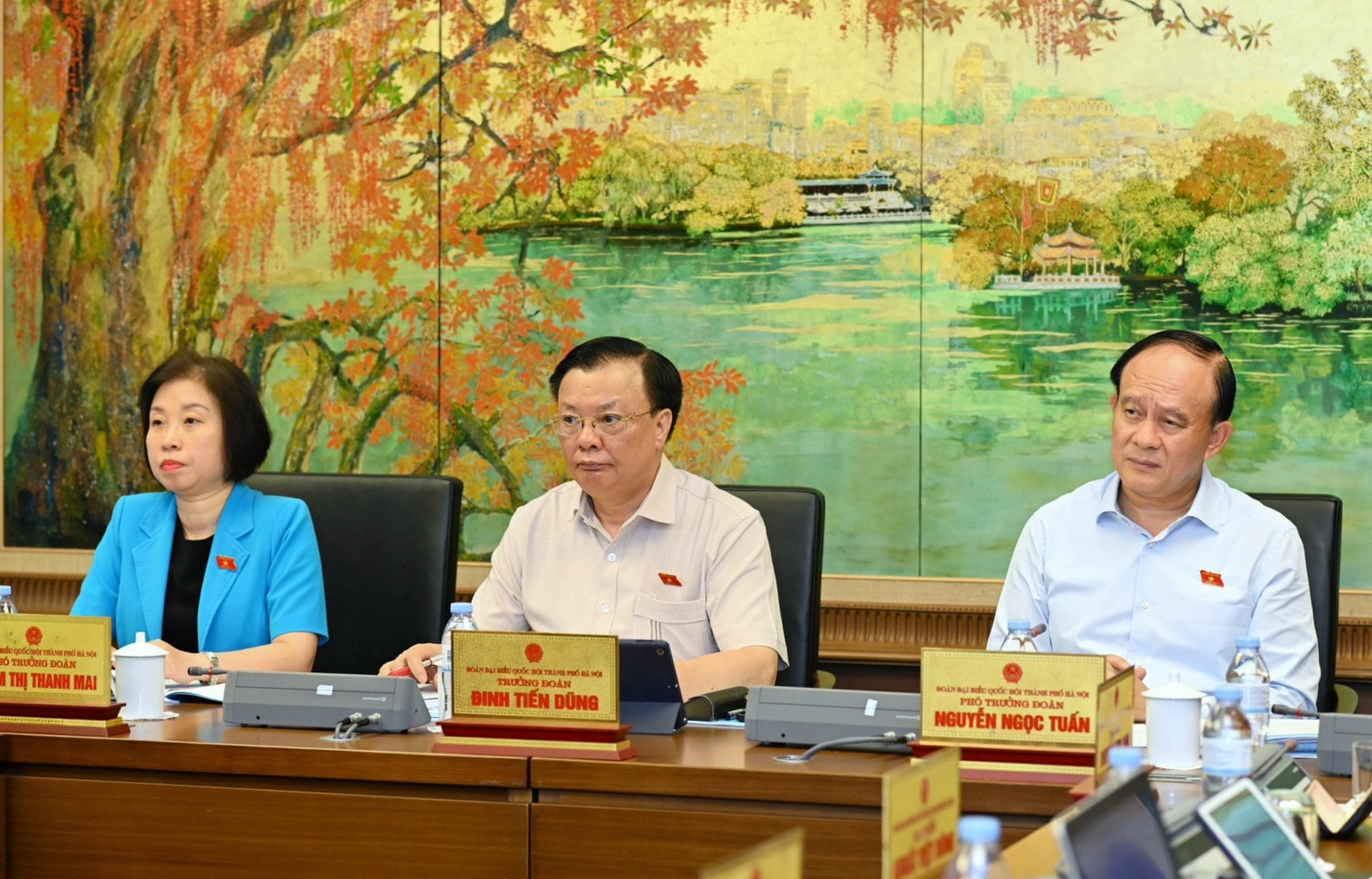 Lãnh đạo Đoàn ĐBQH thành phố Hà Nội chủ trì phiên thảo luận tại Tổ Đẩy mạnh cải cách thể chế tạo thuận lợi cho doanh nghiệp, người dân -0