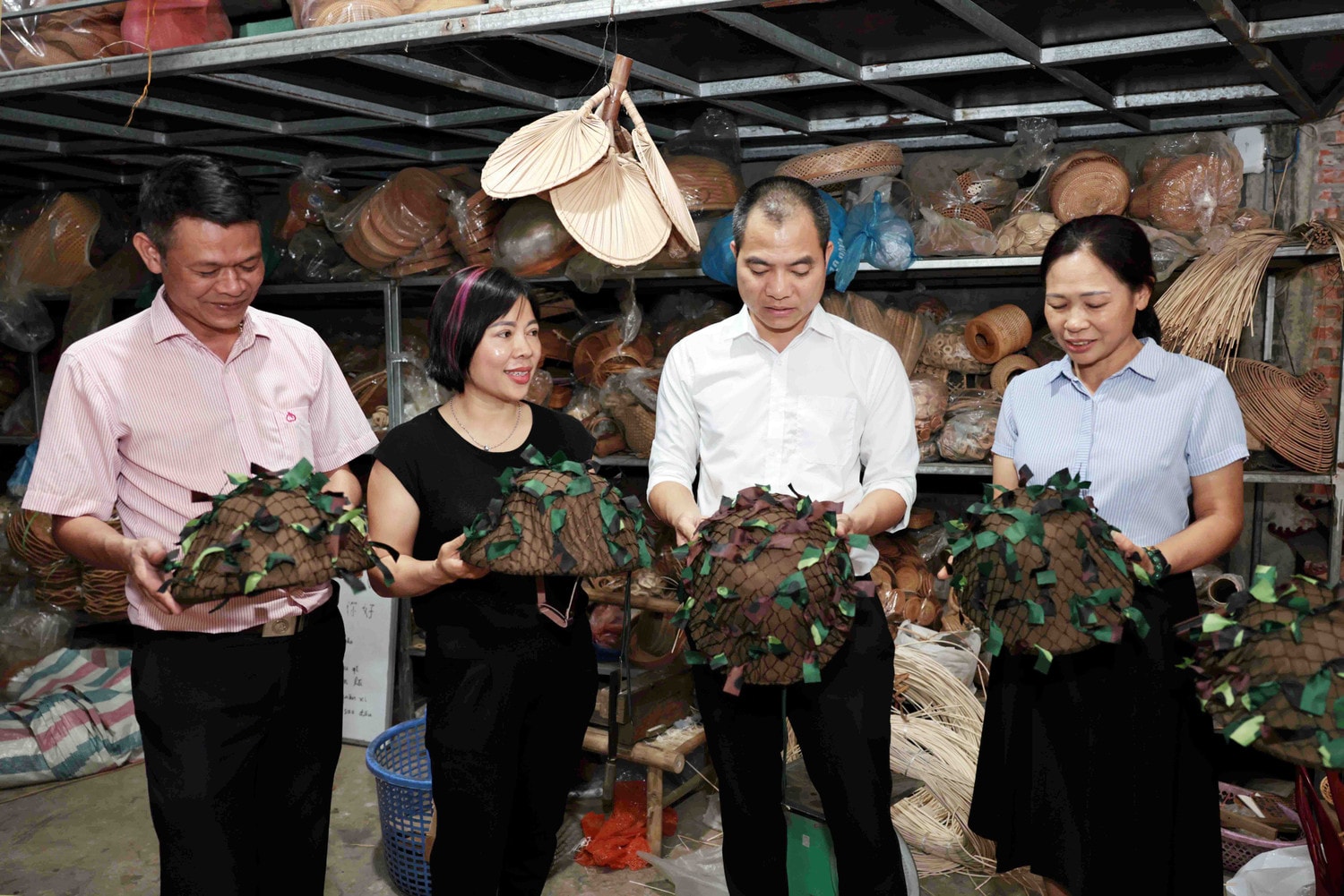 Chị Nguyễn Thị Hân (áo đen) tự hào giới thiệu Chiếc mũ Điện Biên với lãnh đạo xã Phú Vinh, NHCSXH và Hội Phụ nữ. Ảnh: Đức Kiên