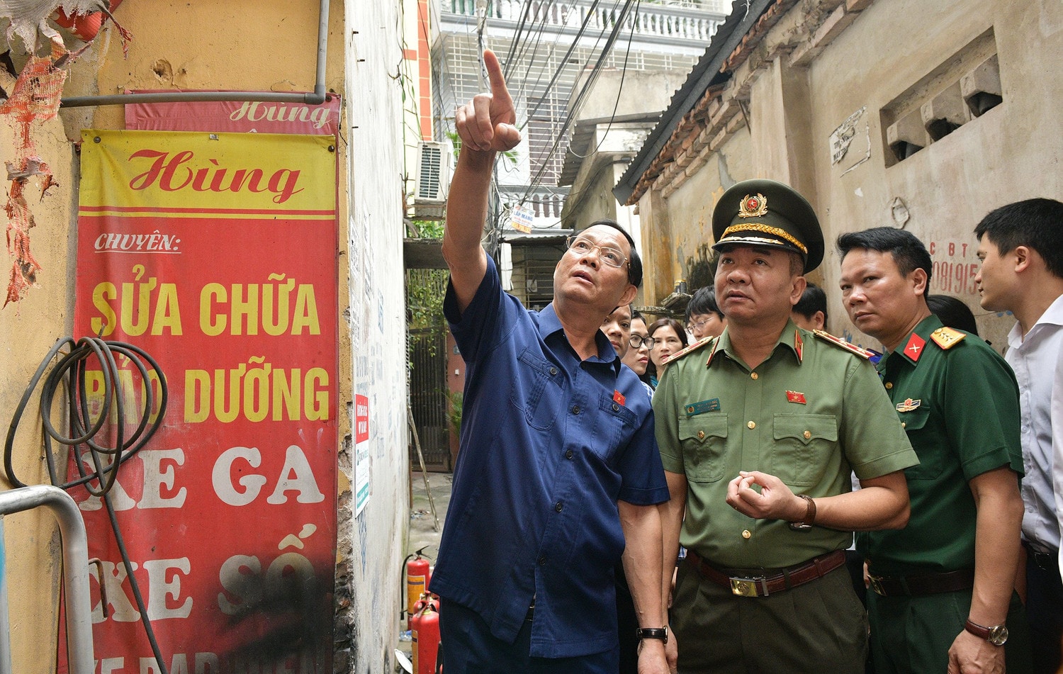 Phó Chủ tịch Quốc hội, Thượng tướng Trần Quang Phương kiểm tra hiện trường vụ cháy tại phố Trung Kính, Cầu Giấy, TP. Hà Nội 