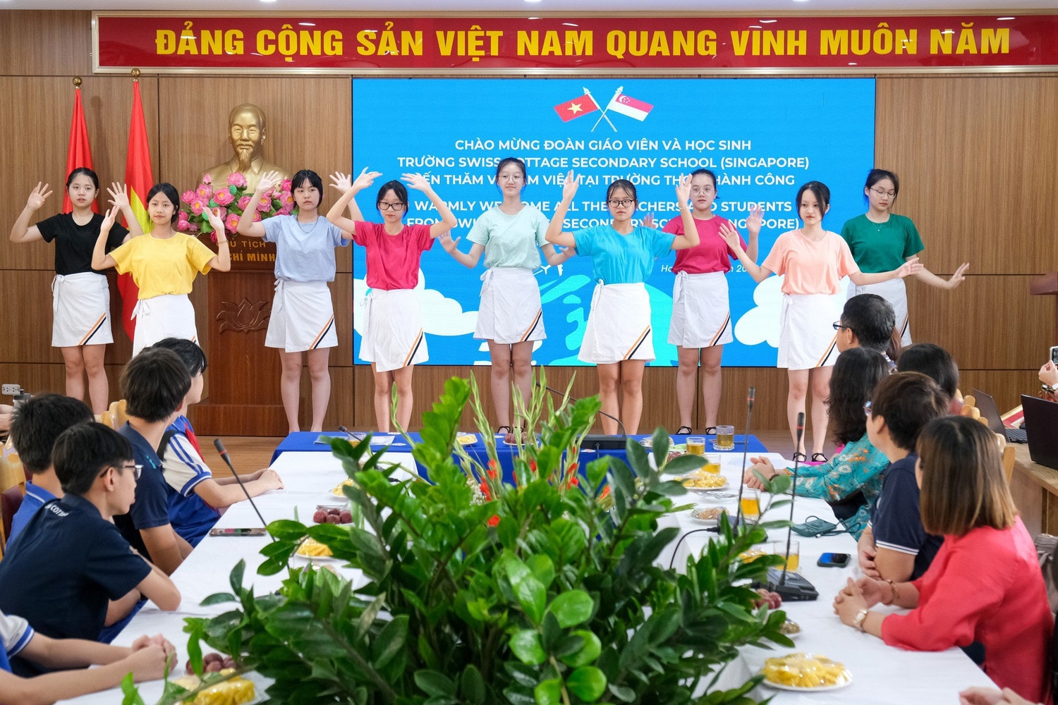 Giáo viên, học sinh Singapore giao lưu tại Trường THCS Thành Công -0