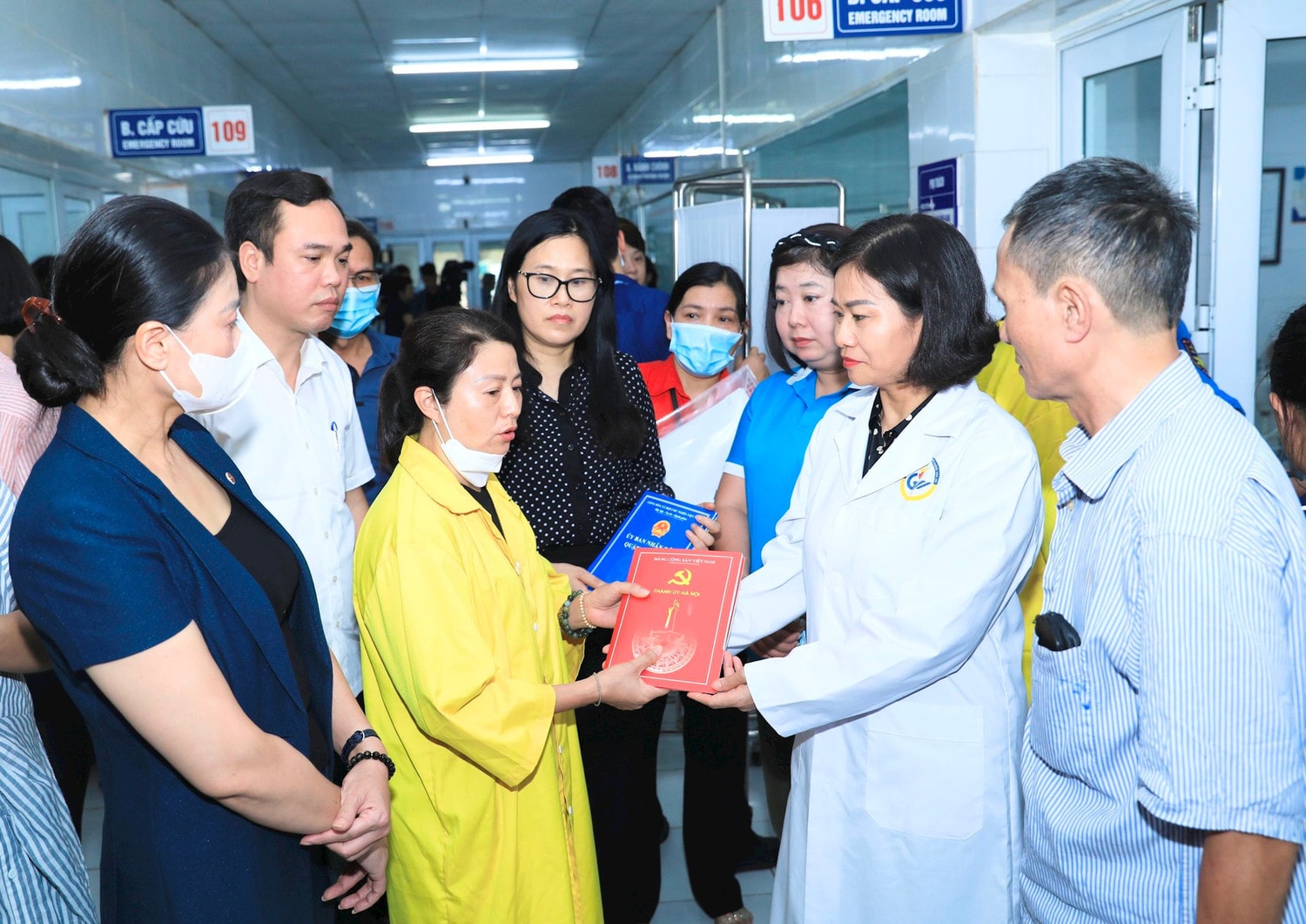 Phó Bí thư Thường trực Thành ủy Nguyễn Thị Tuyến thăm, động viên nạn nhân vụ cháy tại Trung Kính -0