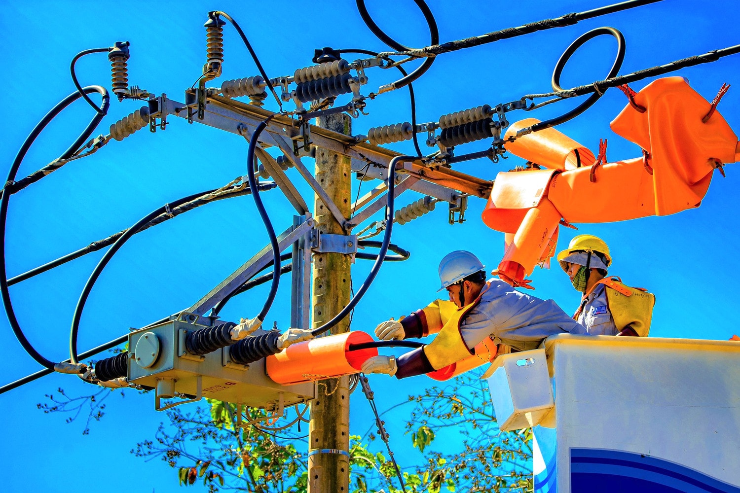 EVNSPC cũng khuyến khích bà con sử dụng điện một cách tiết kiệm, hiệu quả trong sinh hoạt để giảm tiền điện