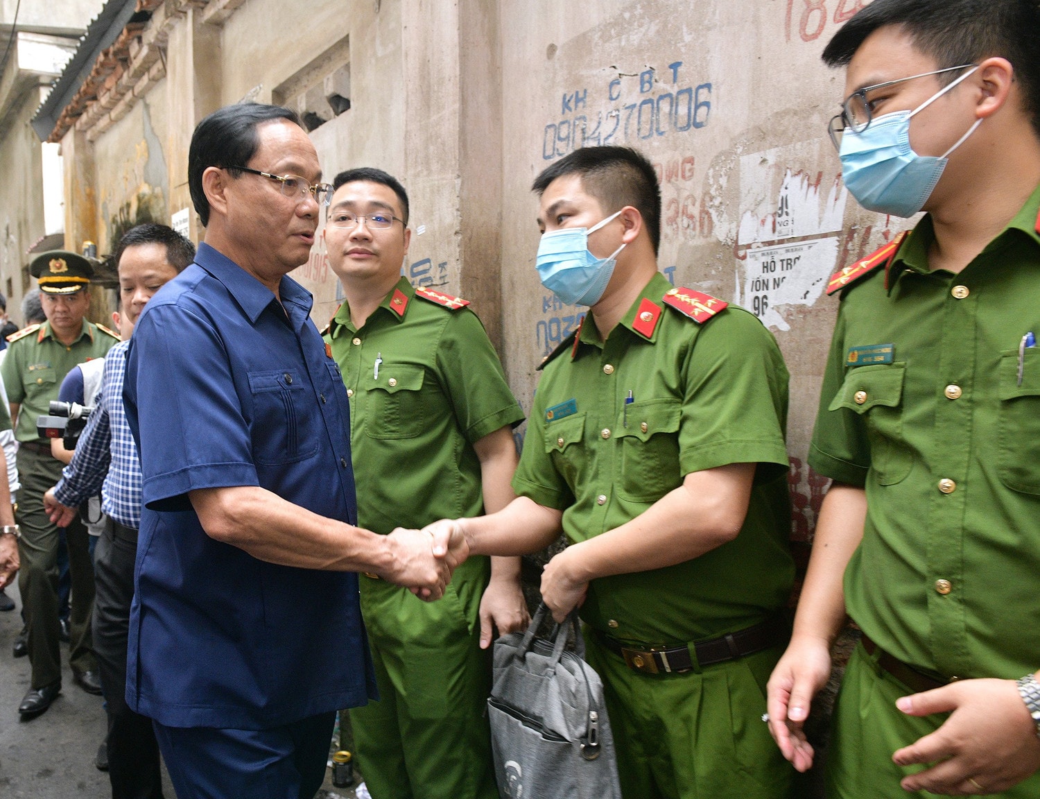 Phó Chủ tịch Quốc hội, Thượng tướng Trần Quang Phương động viên các lực lượng có mặt tại hiện trường vụ cháy