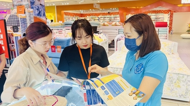 Tuyên truyền chính sách BHXH tự nguyện tại Tỉnh Ninh Bình. Ảnh: BH