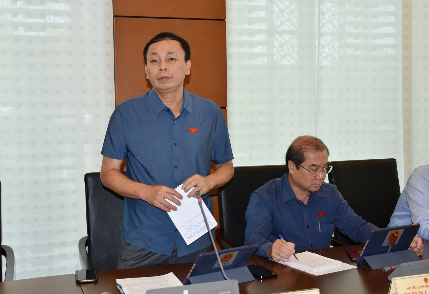 ĐBQH Hoàng Hữu Chiến ( An Giang) phát biểu ý kiến thảo luận Cần tiếp tục nghiên cứu, rà soát các quy định bảo đảm tính thống nhất giữa các Luật -0