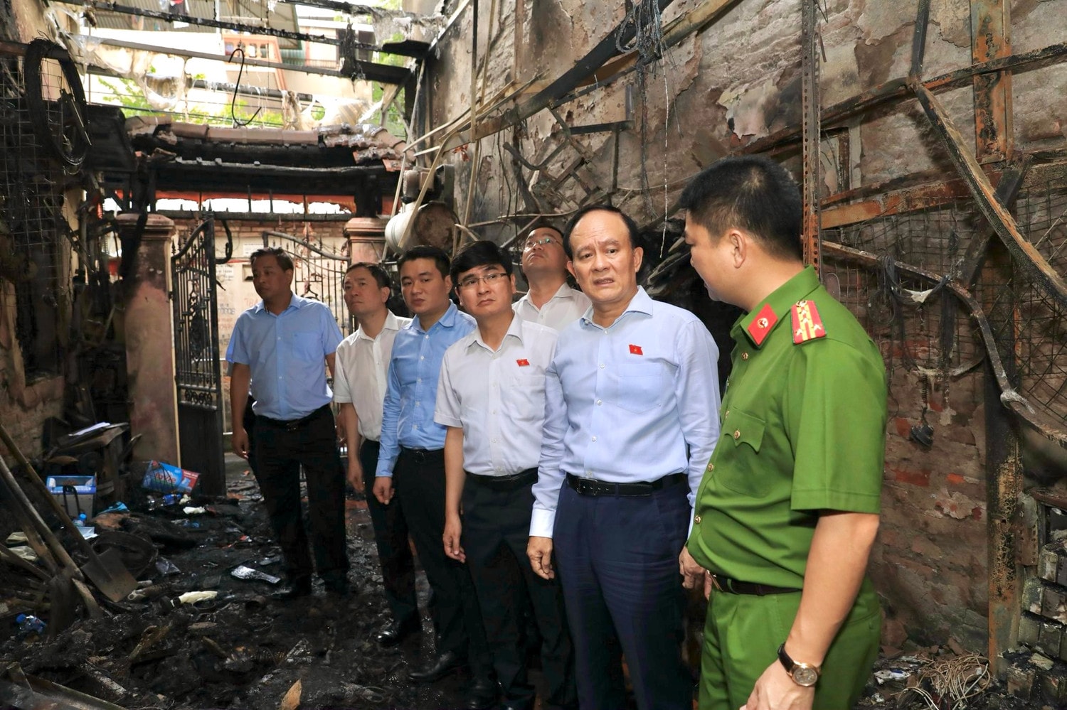Thăm hỏi, chia sẻ với nạn nhân trong vụ cháy ở Trung Kính -0
