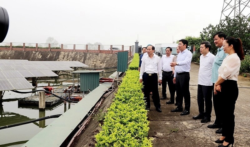 Đoàn giám sát khảo sát thực tế một số mô hình kinh tế và công trình trong xây dựng NTM trên địa bàn. Ảnh Lê Hà