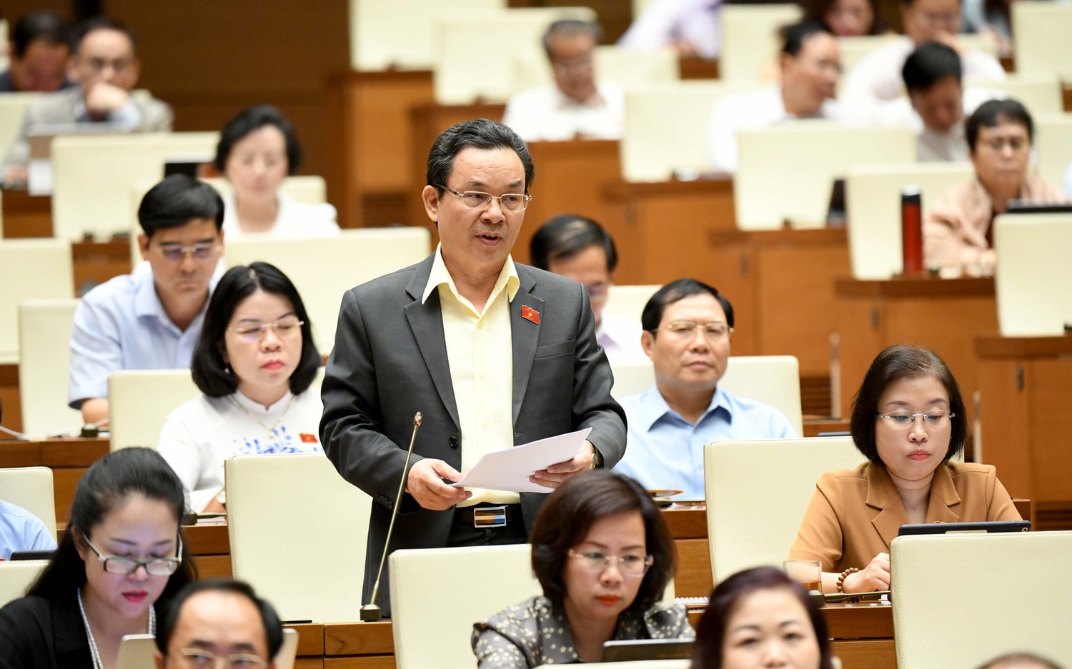 ĐBQH Hoàng Văn Cường (Hà Nội) phát biểu. Ảnh: Lâm Hiển Nhiều bài học quý về phản ứng chính sách và tính khả thi khi ban hành chính sách -0