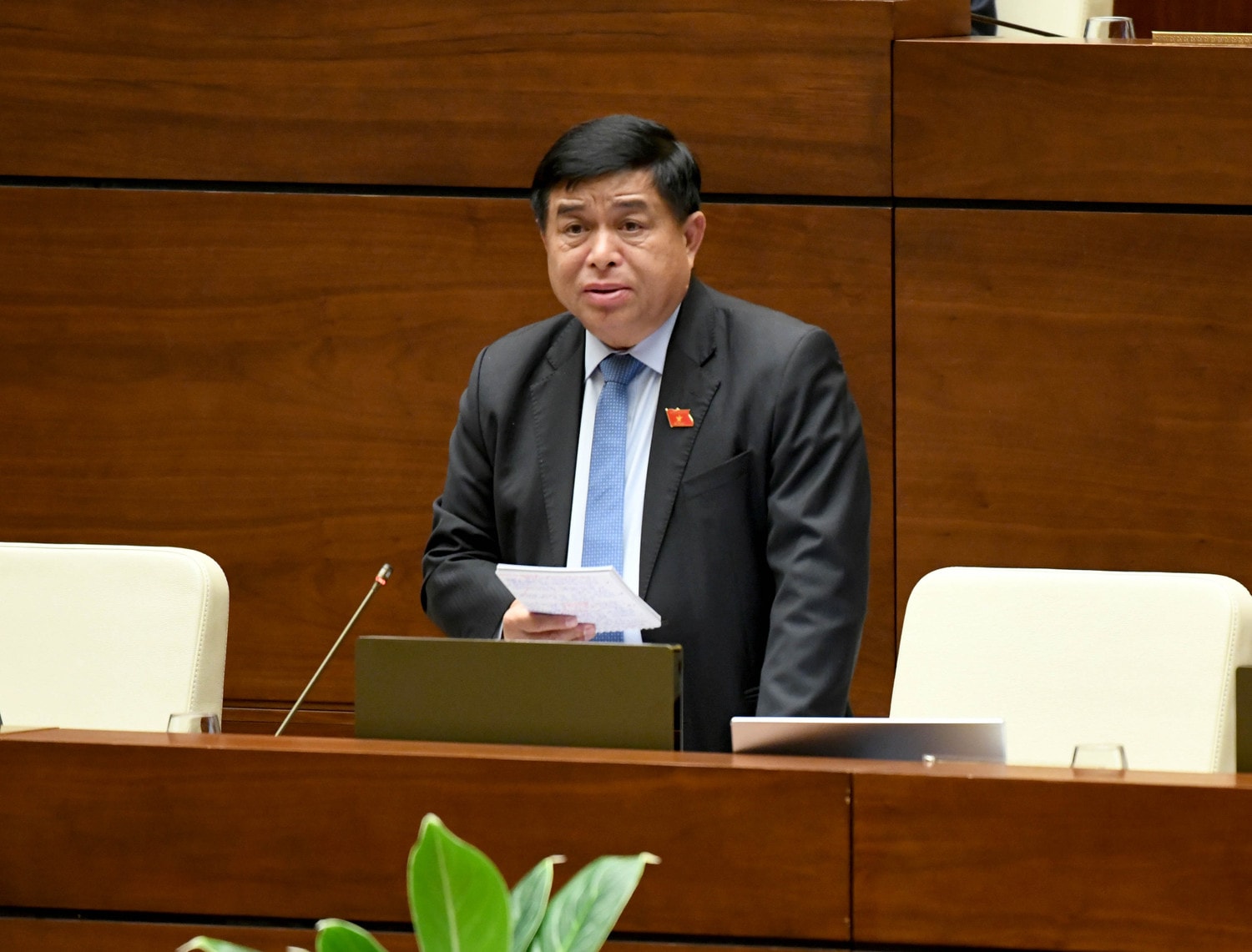 Bộ trưởng Bộ Kế hoạch và Đầu tư Nguyễn Chí Dũng giải trình. Ảnh: Lâm Hiển Nhiều bài học quý về phản ứng chính sách và tính khả thi khi ban hành chính sách -0