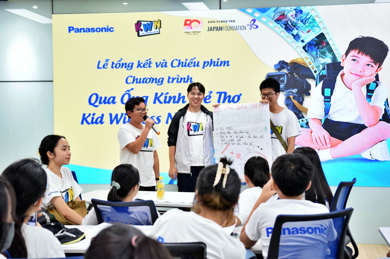 Tham gia chương trình, các em còn được rèn luyện về kỹ năng thuyết trình. Ảnh: BTC hoạt động thuyết trình về bộ phim yêu thích.jpg -0