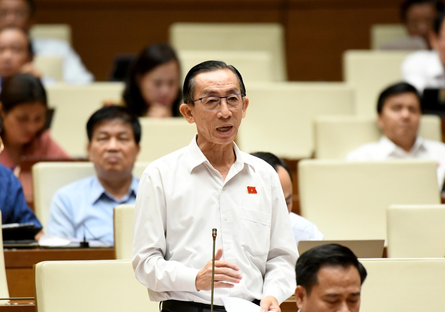 ĐBQH Trần Hoàng Ngân (TP. Hồ Chí Minh) phát biểu. Ảnh: Lâm Hiển Nhiều bài học quý về phản ứng chính sách và tính khả thi khi ban hành chính sách -0