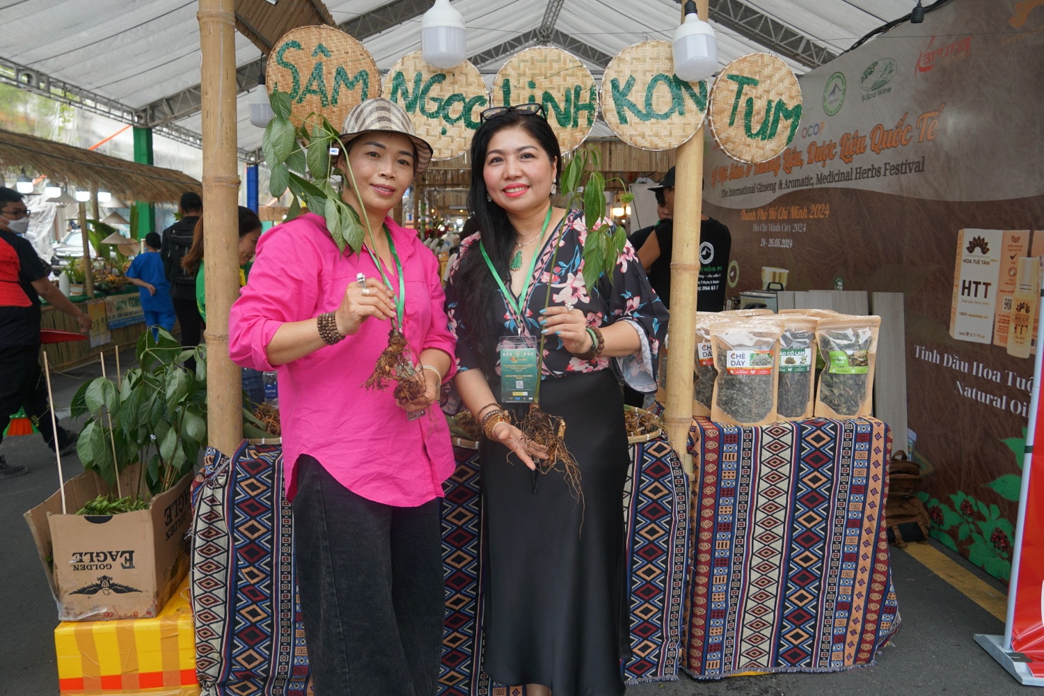 Dược liệu Hồng Phát mang đến lễ hội cây giống, cây trưởng thành với đầy đủ củ, cây, lá và hoa tươi của giống sâm quý Ngọc Linh Dược liệu Hồng Phát mang đến lễ hội cây giống, cây trưởng thành với đầy đủ củ, cây, lá và hoa tươi của giống sâm quý Ngọc Linh