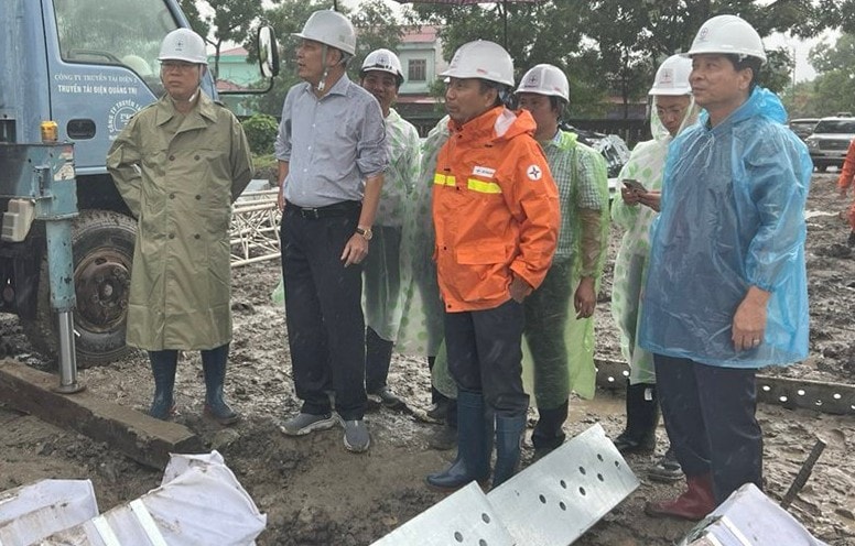 Chủ tịch HĐTV EVN Đặng Hoàng An (thứ 2 từ trái sang) kiểm tra công tác bảo đảm an toàn lao động Ảnh: EVN