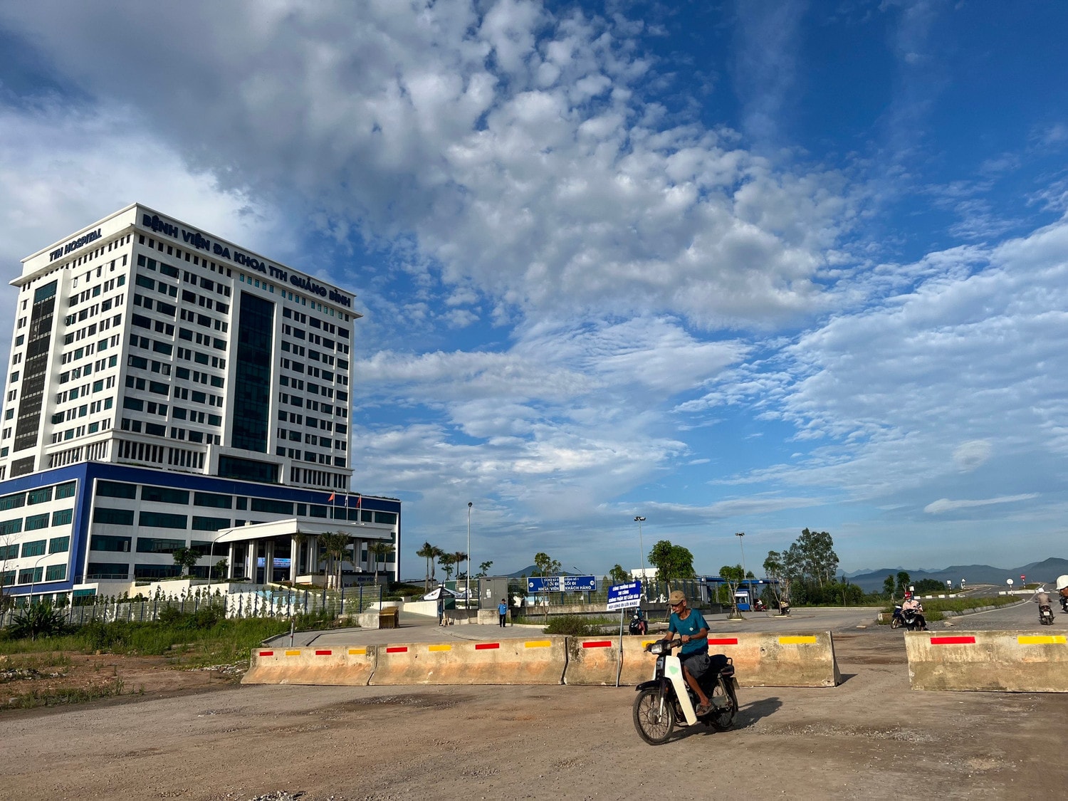 Thống nhất di dời rào chắn đường vào bệnh viện TTH Quảng Bình -0