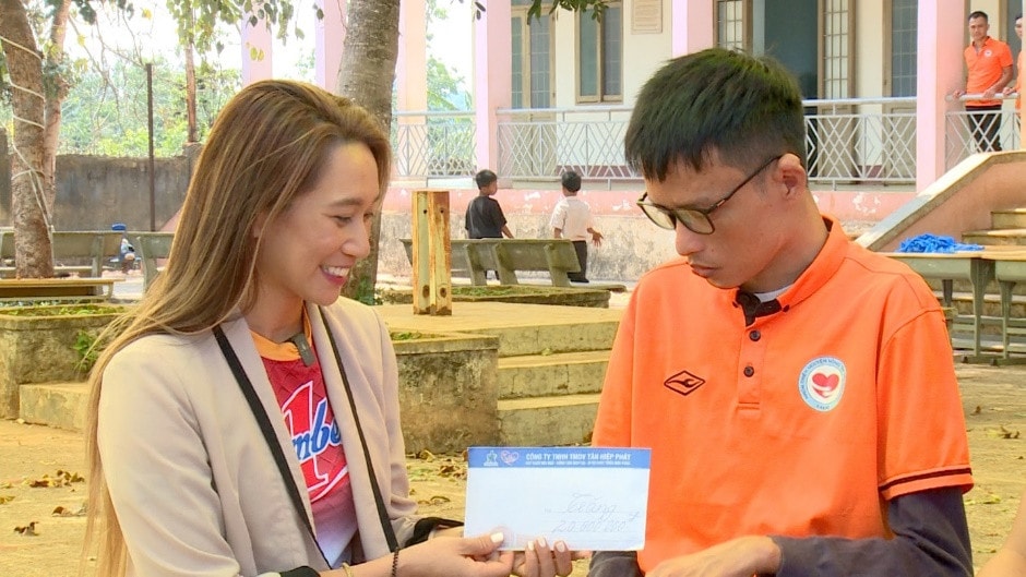 Đại sứ thương hiệu Number 1 gửi món quà động viên tinh thần đến Nguyễn Tài Nam. Ảnh: ITN