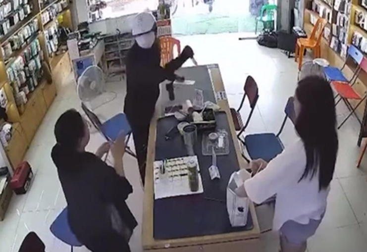 Nghi phạm cầm vật nghi súng cướp cửa hàng điện thoại ở Nghệ An bị bắt khi lẫn trốn ở Hà -0
