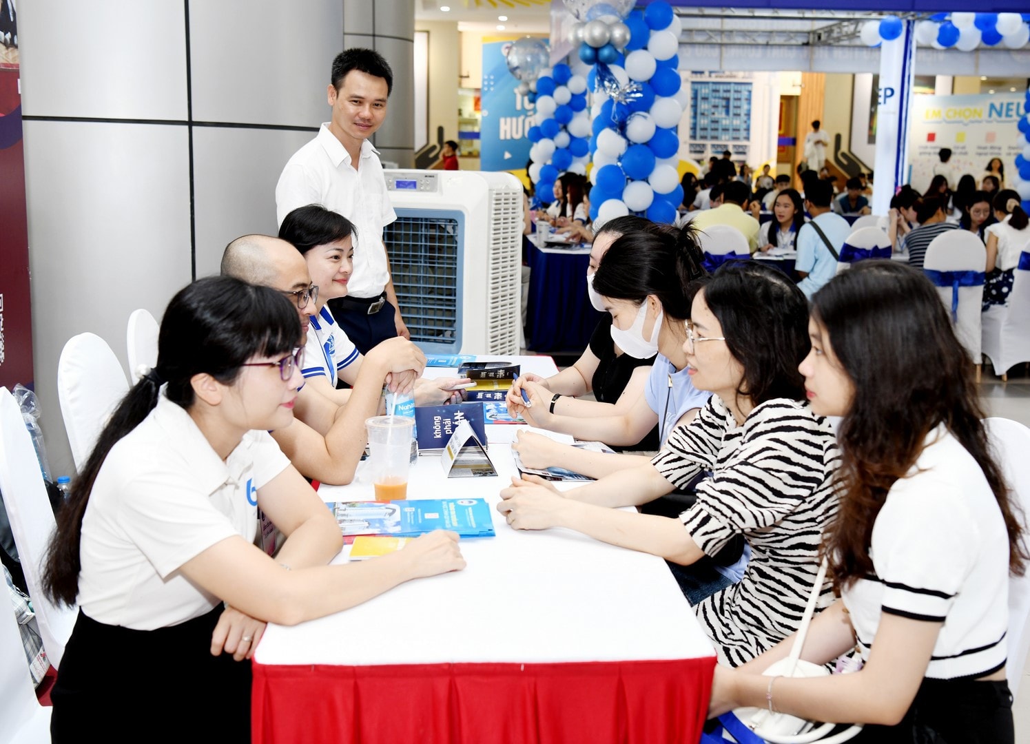 Giảng viên Trường Đại học Kinh tế Quốc dân tư vấn cho thí sinh và phụ huynh tại Ngày hội Tư vấn tuyển sinh đại học chính quy - hướng nghiệp năm 2024 (Ảnh: Tuấn Anh) dsc_5197 (copy).jpg -0