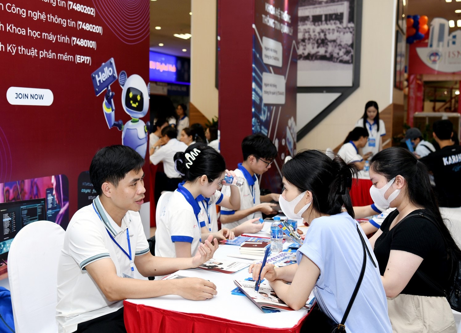 Giảng viên Trường Đại học Kinh tế Quốc dân tư vấn cho thí sinh và phụ huynh tại Ngày hội Tư vấn tuyển sinh đại học chính quy - hướng nghiệp năm 2024 (Ảnh: Tuấn Anh) dsc_5238 (copy).jpg -1