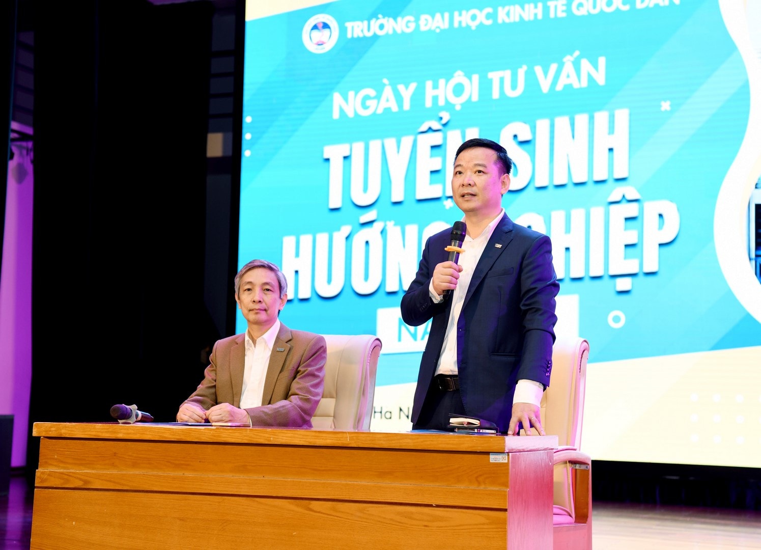 PGS.TS Bùi Huy Nhượng, Phó Hiệu trưởng Trường Đại học Kinh tế Quốc dân cùng PGS.TS Bùi Đức Triệu, Trưởng phòng Quản lý đào tạo giải đáp thắc mắc cho thí sinh và phụ huynh tại chương trình (Ảnh: Tuấn Anh) dsc_5143 (copy).jpg -0