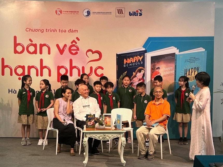 GS.TS Hà Vĩnh Thọ (áo trắng) trong chương trình tọa đàm Bàn về hạnh phúc