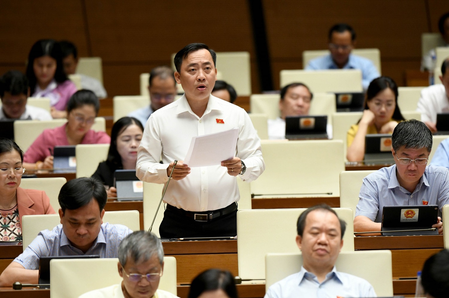 Dao Chi Nghia, deputy from Can Tho speaks at the session. Photo: Ho Long Legislators scrutinise draft amended social insurance law -0