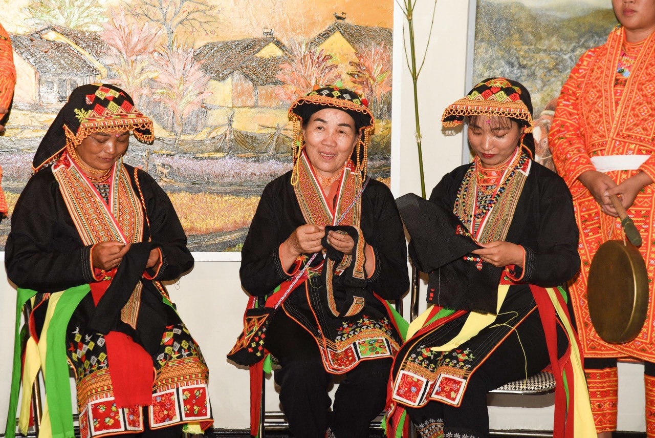 Khai mạc triển lãm tranh “Câu chuyện vùng cao” -0