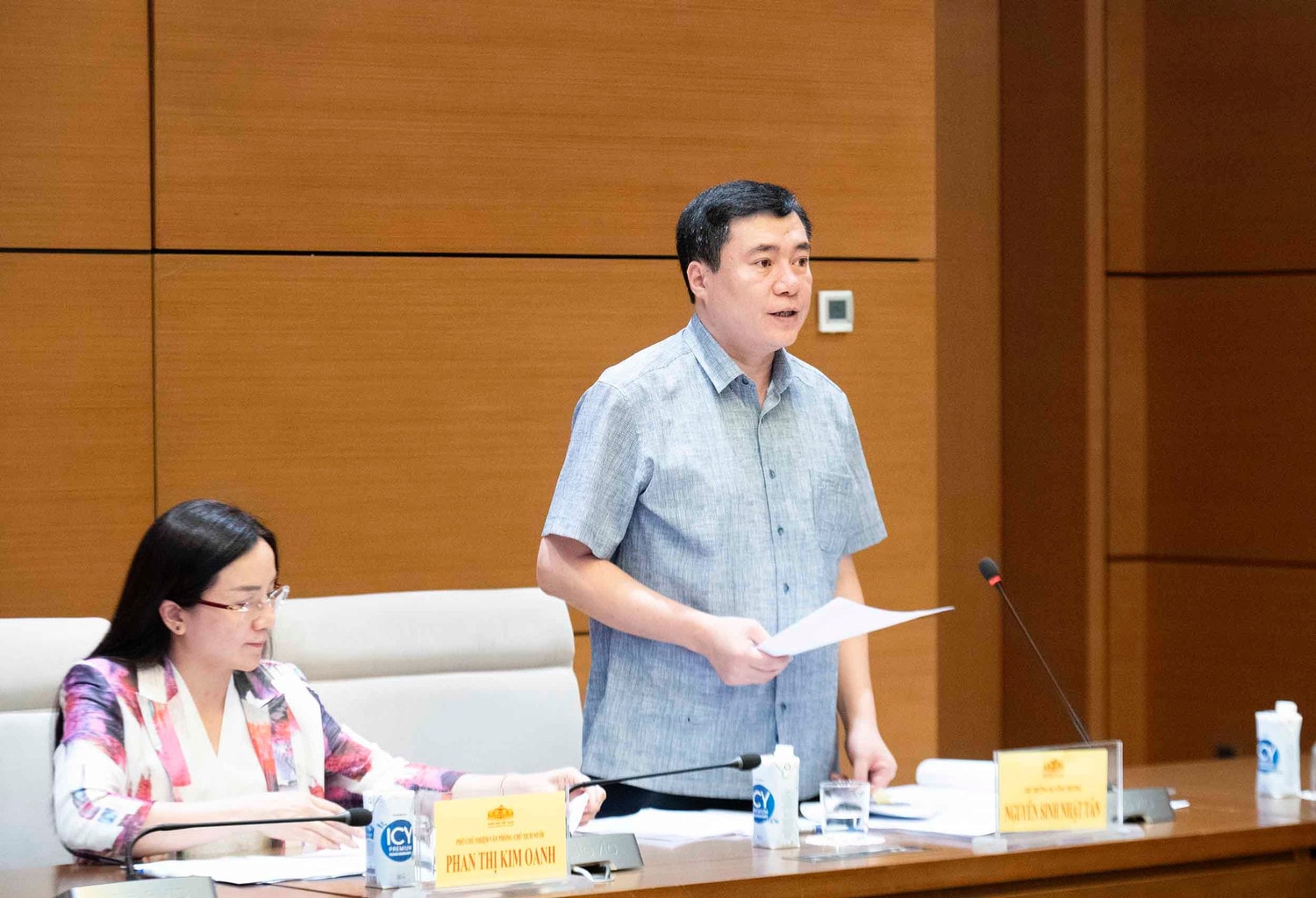 Thứ trưởng Bộ Công thương Nguyễn Sinh Nhật Tân báo cáo tại phiên họp 