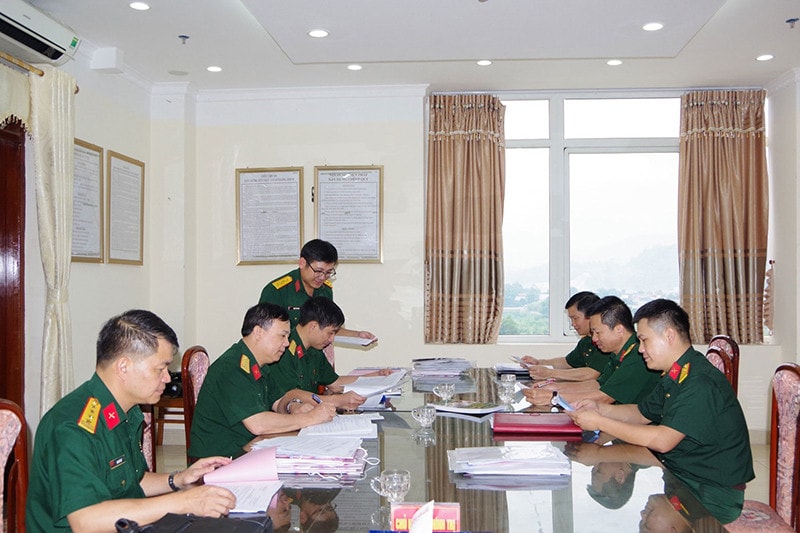Kiểm tra sổ sách, các văn bản liên quan đến công tác phổ biến, giáo dục pháp luật tại Bộ CHQS tỉnh Bắc Kạn. Ảnh: Đức Tuấn