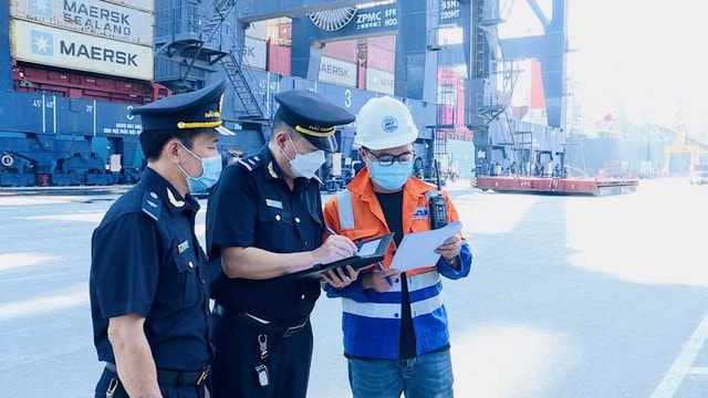 Cán bộ Chi cục Hải quan Cửa khẩu cảng Hòn Gai giám sát hoạt động xếp dỡ hàng hóa xuất nhập khẩu tại Cảng container quốc tế Cái Lân. Nguồn: ITN