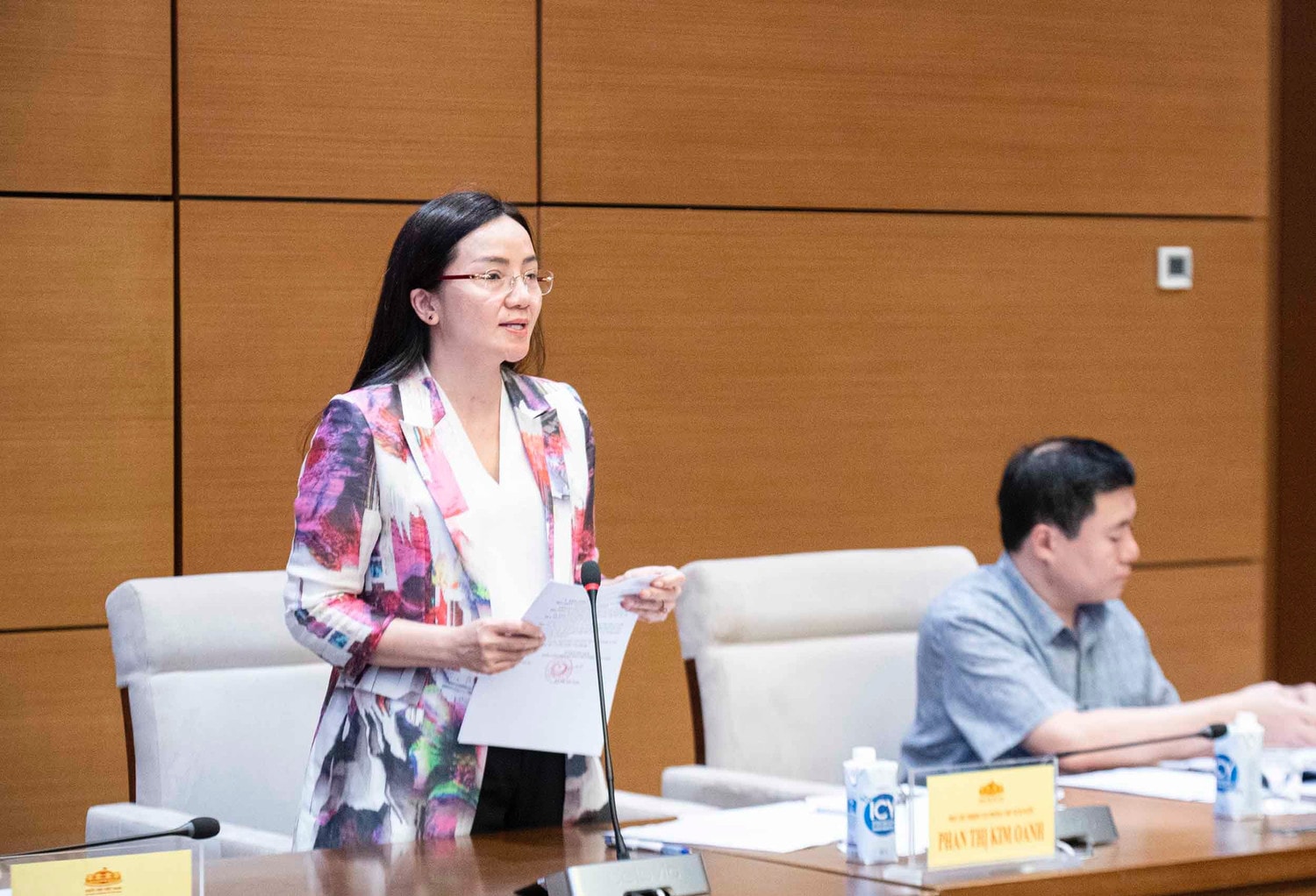 Phó Chủ nhiệm Văn phòng Chủ tịch nước Nguyễn Thị Kim Oanh trình bày Tờ trình của Chủ tịch nước về việc phê chuẩn văn kiện gia nhập CPTPP của Liên hiệp Vương Quốc Anh và Bắc Ireland