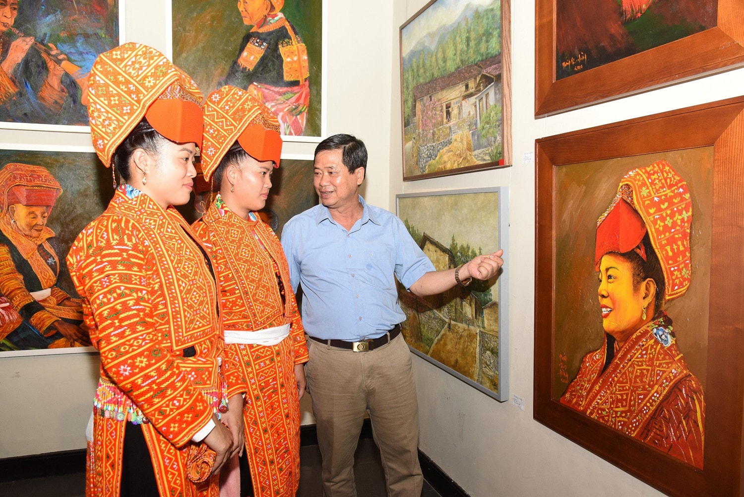Khai mạc triển lãm tranh “Câu chuyện vùng cao” -0