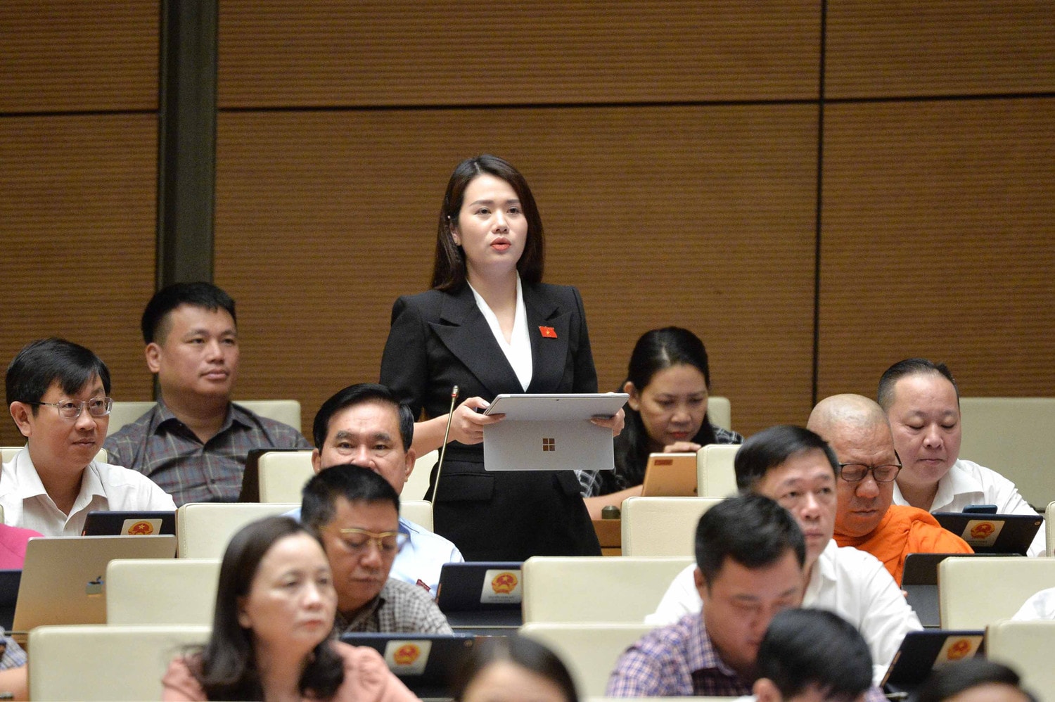 Deputy Vuong Thi Huong from Ha Giang speaks at the session. Photo: Ho Long Legislators scrutinise draft amended social insurance law -0