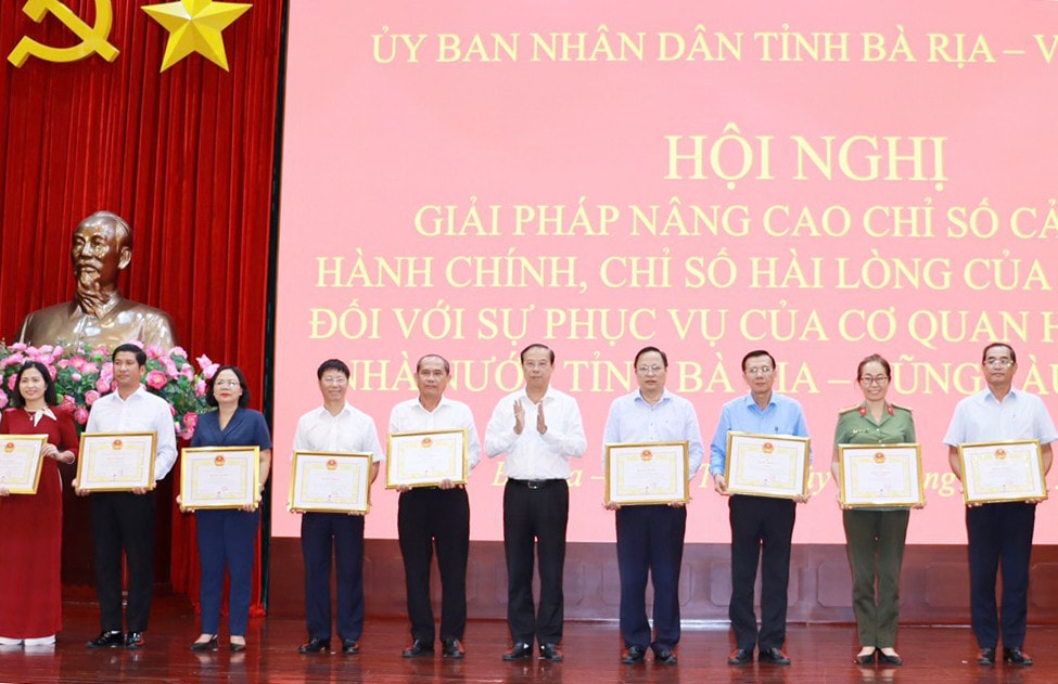 Chủ tịch UBND tỉnh khen thưởng các đơn vị, cá nhân đã có thành tích xuất sắc tiêu biểu trong thực hiện cải cách hành chính