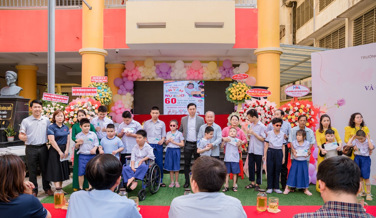 Dự án “Trao an tâm, nhận nụ cười” đồng hành cùng các em học sinh của Trường phổ thông đặc biệt Nguyễn Đình Chiểu (TP. Hồ Chí Minh) Bảo hiểm Nhân thọ MB Ageas Life trao học bổng cho trẻ em trường THPT Đặc biệt Nguyễn Đình Chiểu -0