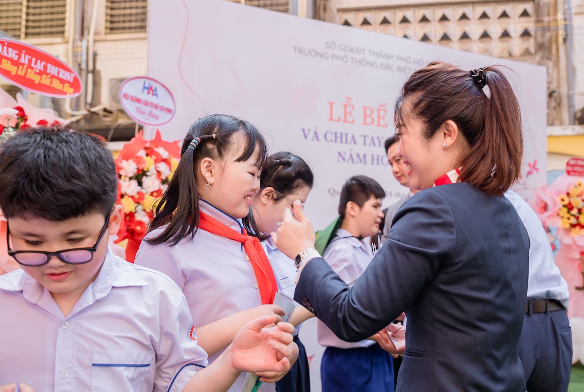 Nhiều hoạt động CSR thiết thực đã được MB Ageas Life triển khai trong những năm qua để hướng đến cuộc sống an lành Bảo hiểm Nhân thọ MB Ageas Life trao học bổng cho trẻ em trường THPT Đặc biệt Nguyễn Đình Chiểu -0