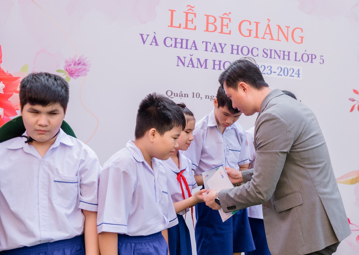 Đại diện MB Ageas Life trao tặng gần 100 suất học bổng cho các em học sinh Bảo hiểm Nhân thọ MB Ageas Life trao học bổng cho trẻ em trường THPT Đặc biệt Nguyễn Đình Chiểu -0
