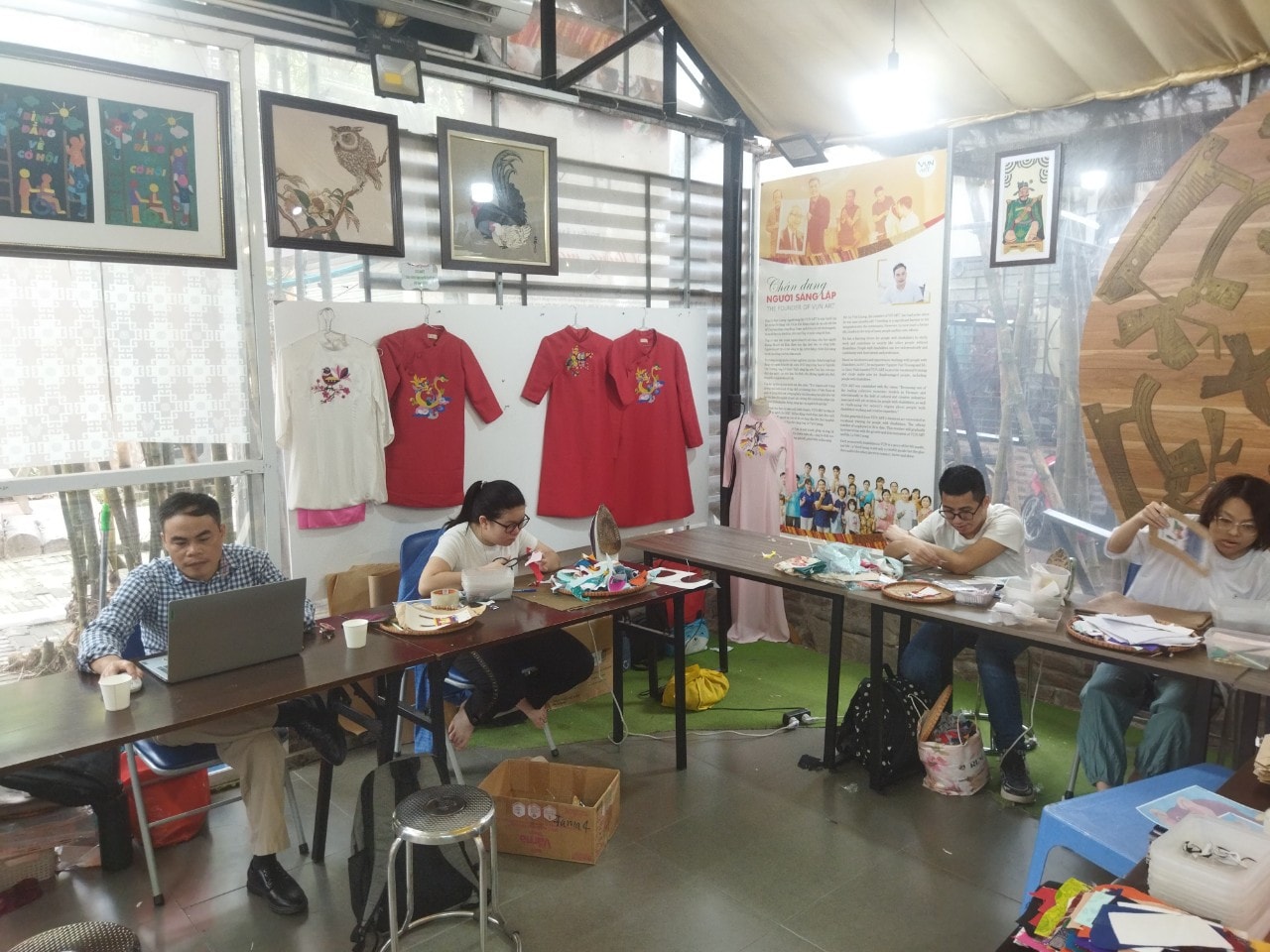 Anh Lê Việt Cường (ngoài cùng bên trái) cùng các thành viên Vụn Art