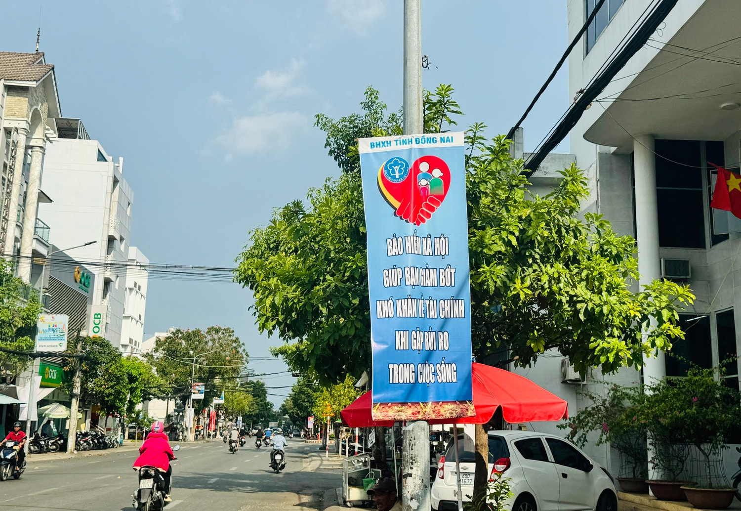 Tuyên truyền đến từng người dân với các thông điệp cụ thể. Ảnh: Bảo Văn