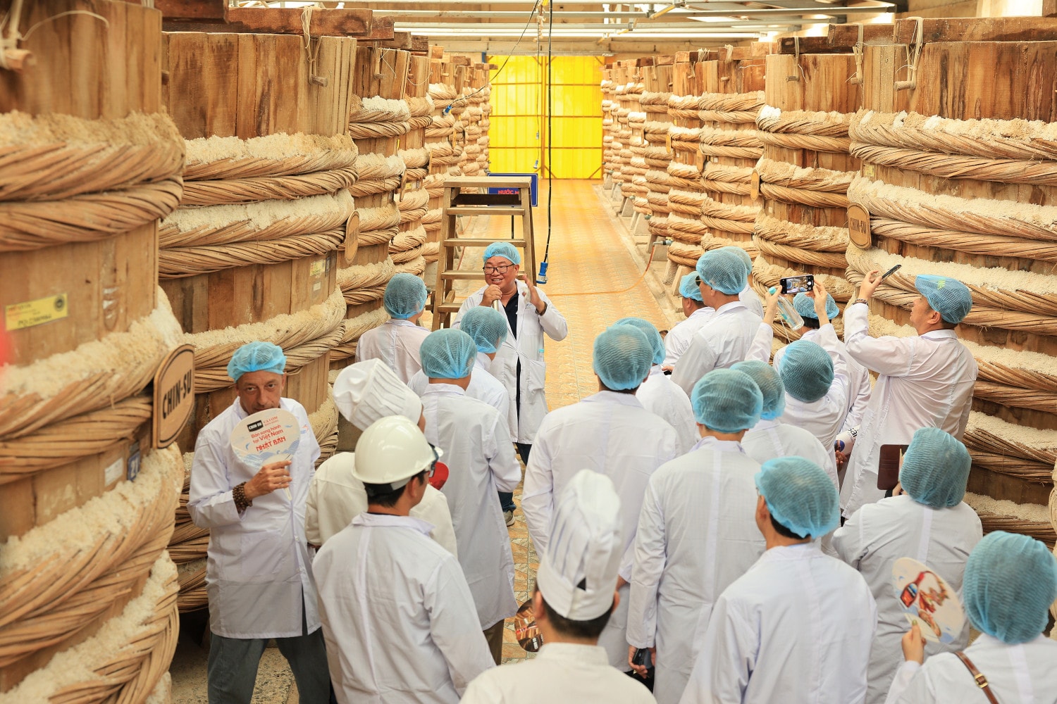 Đoàn tham quan các thùng ủ chượp tại Nhà máy Masan Phú Quốc. Nước mắm biến tấu cùng ẩm thực không biên giới -0