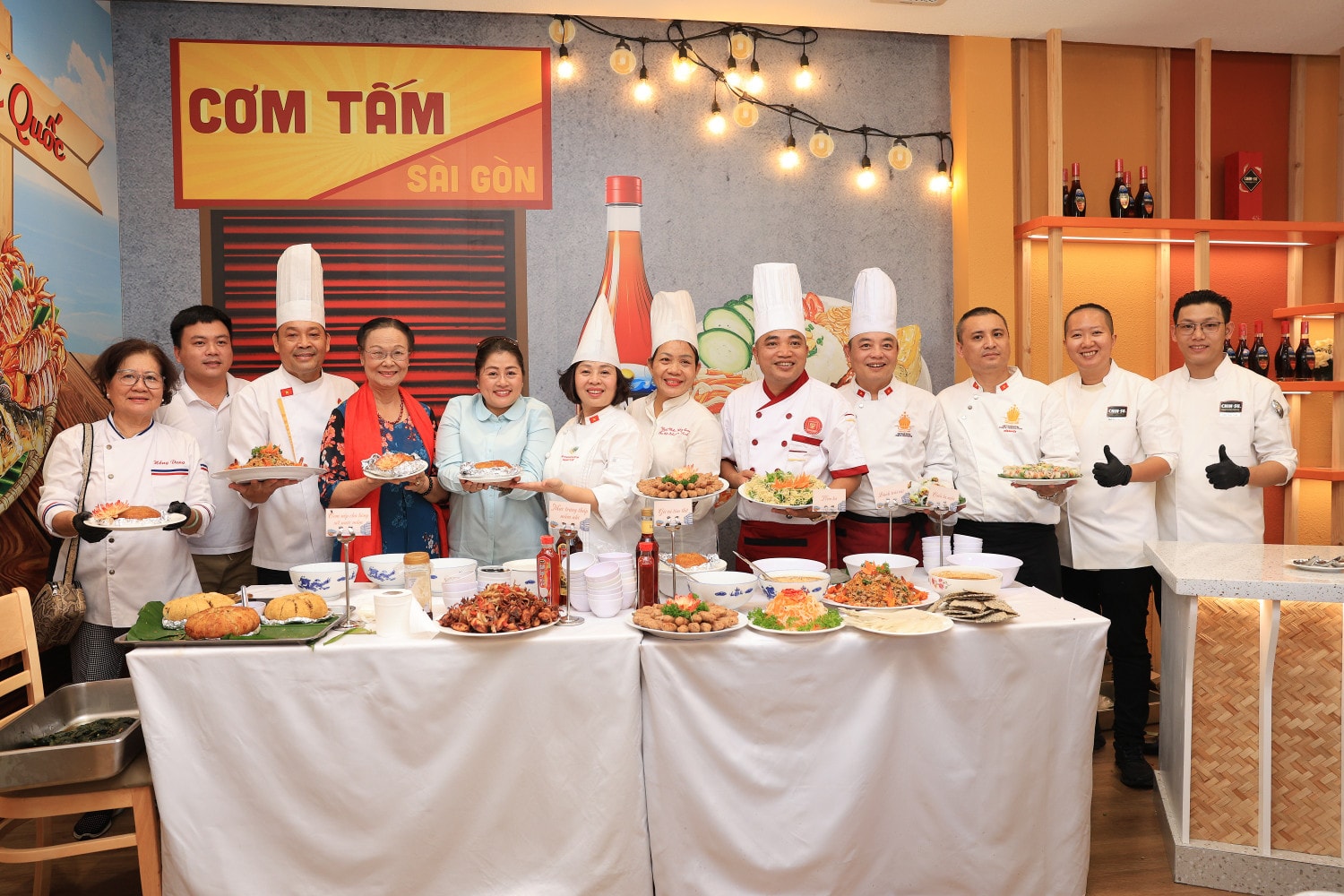 Các nghệ nhân đến từ Hiệp hội Văn hóa Ẩm thực Việt Nam sáng tạo nên những món ăn ngon với hương vị nước mắm độc đáo. Nước mắm biến tấu cùng ẩm thực không biên giới -0