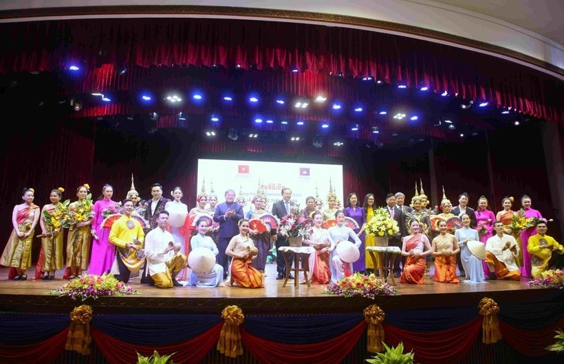 A show in the Vietnam Culture Week in Cambodia 2024. (Photo: VNA) Cambodian press agencies commend success of Vietnam Culture Week -0